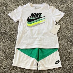 NEW! NIKE 2-PIECE SHORTS AND T-SHIRT SET. SIZE 7. BOYS.